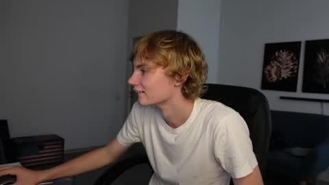 Snapshot of dave_redmond chatting on 07-18-26, 01:04 DAVE REDMOND online show from 07-18-26, 01:04