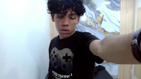 Snapshot of daviidbuckx chatting on 02-14-26, 02:52 Daviidbuckx online show from 02-14-26, 02:52