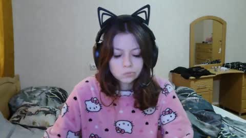 Snapshot of dawndollins chatting on 10-06-25, 09:18 Alice online show from 10-06-25, 09:18