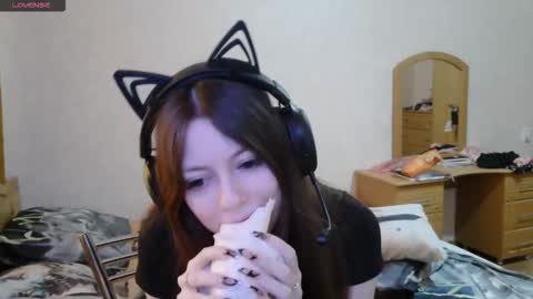 Snapshot of dawndollins chatting on 10-10-25, 07:40 Alice online show from 10-10-25, 07:40