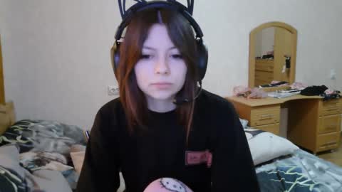 Snapshot of dawndollins chatting on 10-11-25, 07:18 Alice online show from 10-11-25, 07:18