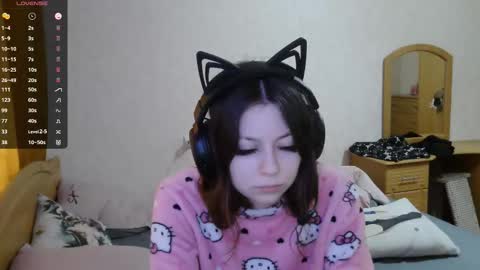 Snapshot of dawndollins chatting on 11-06-25, 07:53 Alice online show from 11-06-25, 07:53