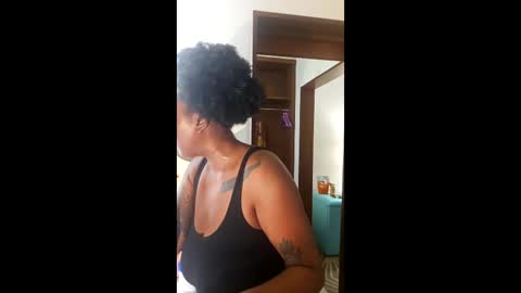 Snapshot of dchcco chatting on 04-21-26, 06:01 Duchess Coco - Coco Puffs online show from 04-21-26, 06:01