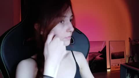 Snapshot of dead_girll chatting on 06-08-26, 01:28 freak online show from 06-08-26, 01:28