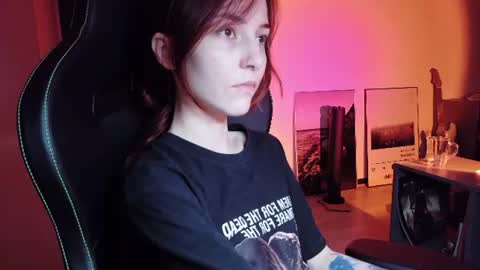 Snapshot of dead_girll chatting on 06-18-26, 04:35 freak online show from 06-18-26, 04:35