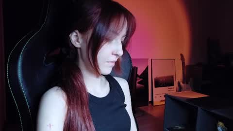 Snapshot of dead_girll chatting on 06-26-26, 06:29 freak online show from 06-26-26, 06:29