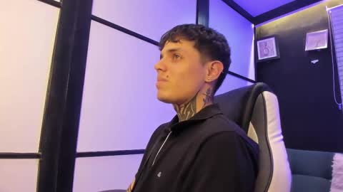 Snapshot of declan_fox chatting on 10-31-25, 02:12 declan_fox online show from 10-31-25, 02:12