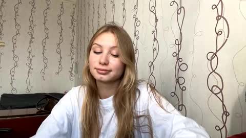 Snapshot of dededantonio chatting on 10-09-25, 08:56 Nika online show from 10-09-25, 08:56