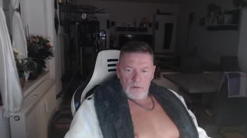 deinprinz2312 online show from 10-01-25, 05:02