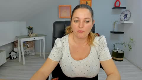 Snapshot of deliciouslolly chatting on 12-18-24, 07:58 DeliciousLolly online show from 12-18-24, 07:58