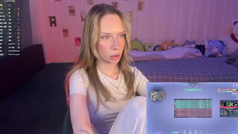 Snapshot of dellacampbell chatting on 05-10-26, 03:06 Della online show from 05-10-26, 03:06