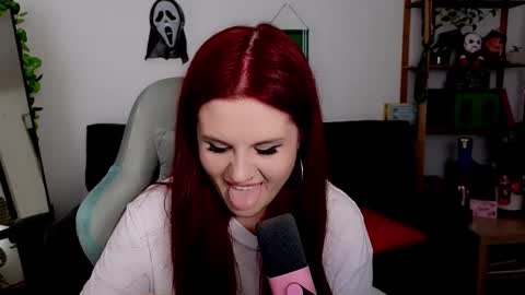 dellacrush_ online show from 11-19-25, 05:57