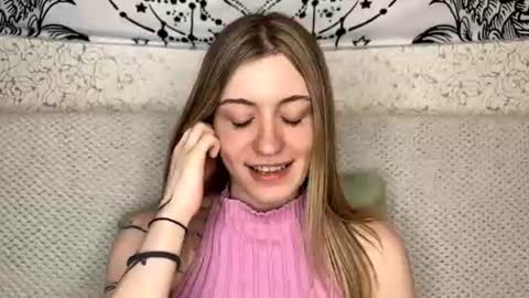 Sia online show from 06-18-26, 10:52