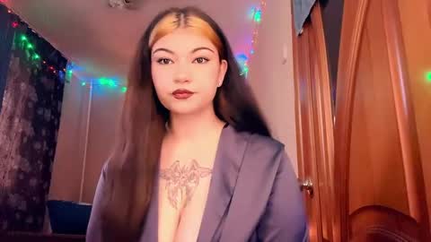 Leila online show from 05-19-26, 01:39