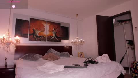 Snapshot of dereckandjake chatting on 02-19-25, 11:28 Dereck and Jake online show from 02-19-25, 11:28