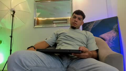 Snapshot of derek_simeon chatting on 11-04-25, 12:04 derek online show from 11-04-25, 12:04