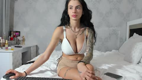 Mia online show from 12-06-24, 12:34