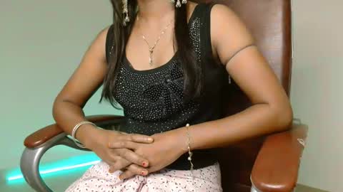 Snapshot of desi_baby_doll chatting on 11-20-25, 07:08 Dolly online show from 11-20-25, 07:08