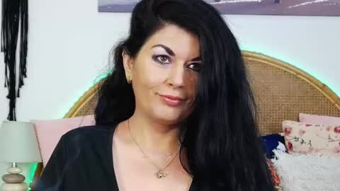 Snapshot of desirehellen chatting on 01-14-25, 08:26 HellenMoon online show from 01-14-25, 08:26