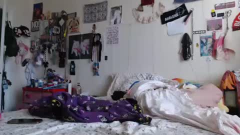 Snapshot of devilg1rl chatting on 12-01-24, 10:21 poutyangel online show from 12-01-24, 10:21