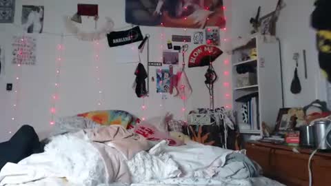 Snapshot of devilg1rl chatting on 12-08-24, 01:13 poutyangel online show from 12-08-24, 01:13