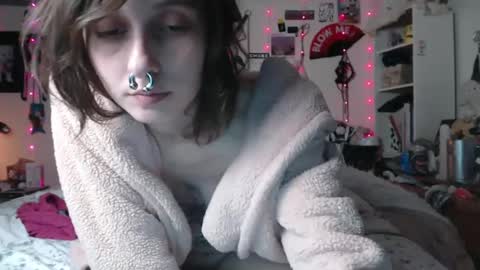 Snapshot of devilg1rl chatting on 12-28-24, 07:22 poutyangel online show from 12-28-24, 07:22