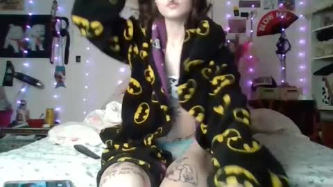 Snapshot of devilg1rl chatting on 01-05-25, 08:22 poutyangel online show from 01-05-25, 08:22