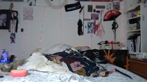 Snapshot of devilg1rl chatting on 01-24-25, 03:00 poutyangel online show from 01-24-25, 03:00