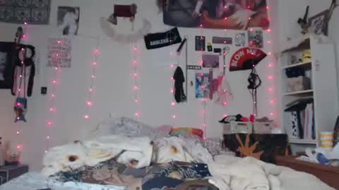 Snapshot of devilg1rl chatting on 01-27-25, 11:43 poutyangel online show from 01-27-25, 11:43