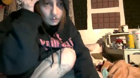 Snapshot of devilg1rl chatting on 02-01-25, 10:55 poutyangel online show from 02-01-25, 10:55