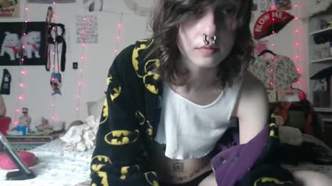 Snapshot of devilg1rl chatting on 02-10-25, 03:35 poutyangel online show from 02-10-25, 03:35