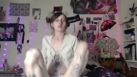 Snapshot of devilg1rl chatting on 02-22-25, 09:23 poutyangel online show from 02-22-25, 09:23