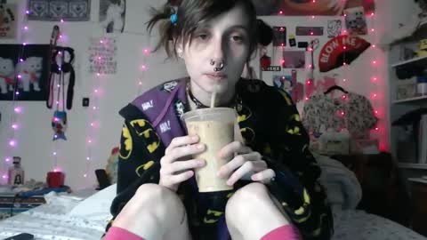 Snapshot of devilg1rl chatting on 02-23-25, 06:39 poutyangel online show from 02-23-25, 06:39