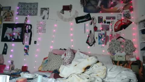 Snapshot of devilg1rl chatting on 02-23-25, 09:44 poutyangel online show from 02-23-25, 09:44