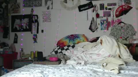 Snapshot of devilg1rl chatting on 02-25-25, 02:58 poutyangel online show from 02-25-25, 02:58