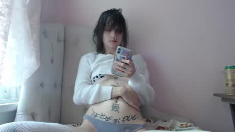 Snapshot of devilg1rl chatting on 09-25-25, 06:44 poutyangel online show from 09-25-25, 06:44