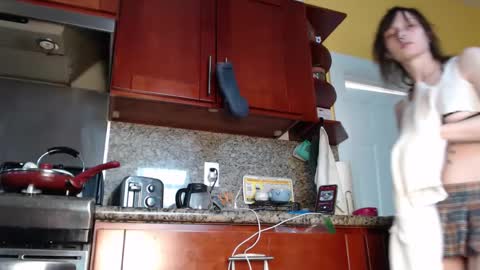 Snapshot of devilg1rl chatting on 09-27-25, 10:37 poutyangel online show from 09-27-25, 10:37