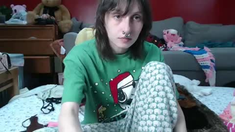 Snapshot of devilg1rl chatting on 09-28-25, 08:47 poutyangel online show from 09-28-25, 08:47