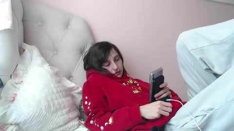 Snapshot of devilg1rl chatting on 10-03-25, 10:51 poutyangel online show from 10-03-25, 10:51