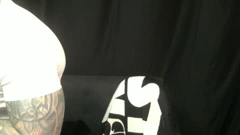 Snapshot of devilwithtats chatting on 04-27-26, 09:51 Lucian online show from 04-27-26, 09:51