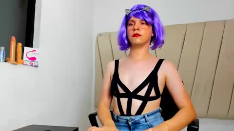 Snapshot of devon_dice chatting on 01-31-25, 10:21 Alex online show from 01-31-25, 10:21