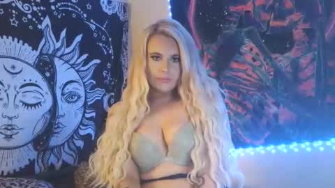 Snapshot of devyn_winter chatting on 10-31-25, 05:14 devyn winter online show from 10-31-25, 05:14