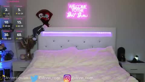 Snapshot of devynreign chatting on 11-15-25, 06:22 Devyn Reign online show from 11-15-25, 06:22