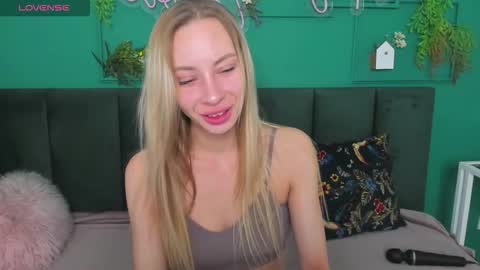 Snapshot of diana_garrett chatting on 09-28-25, 01:44 Diana online show from 09-28-25, 01:44