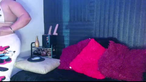 Snapshot of diana_lozano chatting on 02-25-25, 11:41 Diana Lozano online show from 02-25-25, 11:41