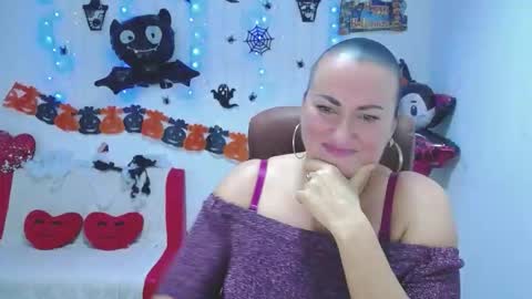 Snapshot of dianamgg chatting on 10-21-25, 05:35 Diana online show from 10-21-25, 05:35