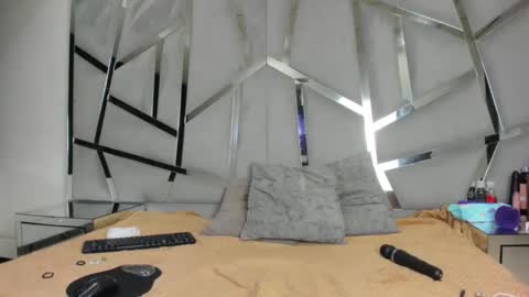 dianarous online show from 12-20-25, 04:52