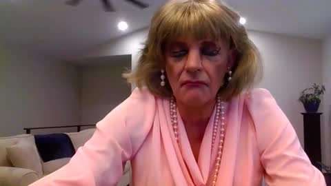 Snapshot of dianeheels chatting on 06-03-26, 01:36 dianeheels online show from 06-03-26, 01:36