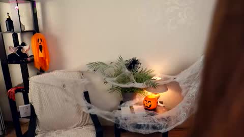 Snapshot of dierafauxa chatting on 10-28-25, 07:05 Elwyna online show from 10-28-25, 07:05