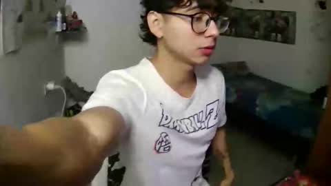 Snapshot of dillom420 chatting on 12-19-25, 05:14 dillom420 online show from 12-19-25, 05:14
